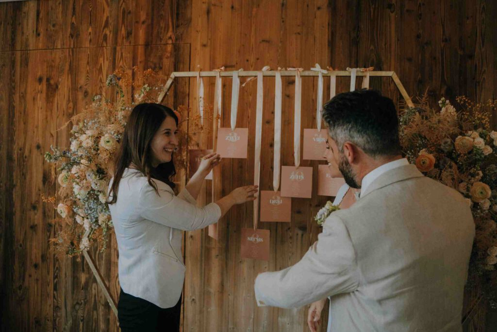 Hochzeitsplanerin Katharina Winkelmann erstellt Sitzplan für Hochzeit