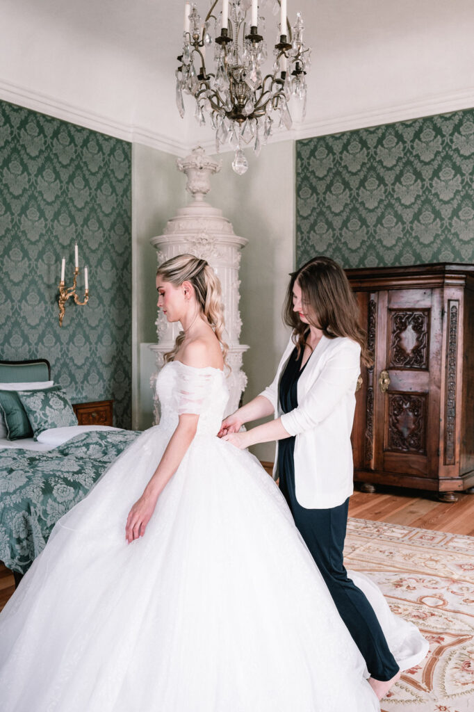 Hochzeitsplanerin und Braut